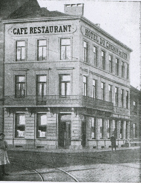 Bouw eerste Hôtel du Chemin de Fer